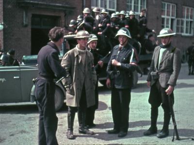 Frihedskæmpere i skolegården på Frederikssund Kommuneskole i maj 1945